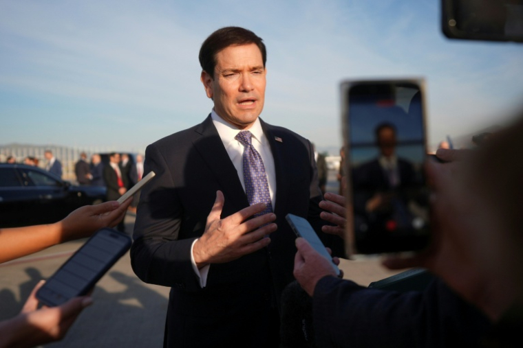 Le secrétaire d'Etat américain Marco Rubio s'adresse à la presse à l'aéroport d'Athènes avant de prendre l'avion pour le Portugal, le 8 octobre 2026 en Grèce ( POOL / Mark Schiefelbein )