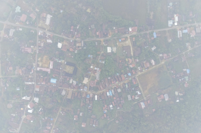 Le village de Lanjak, à Kapuas Hulu, en Indonésie, sous les fumées dégagées par les feux de forêt, le 4 septembre 2026 ( AFP / BAY ISMOYO )