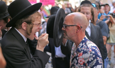 Des manifestants ultra-orthodoxes protestent contre l'ouverture durant le shabbat, jour de repos hebdomadaire juif, d'un café tandis que des militants laïques organisent une contre-manifestation à Jérusalem, le 15 août 2026 ( AFP / AHMAD GHARABLI )