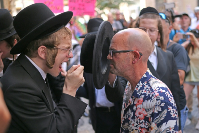 Des manifestants ultra-orthodoxes protestent contre l'ouverture durant le shabbat, jour de repos hebdomadaire juif, d'un café tandis que des militants laïques organisent une contre-manifestation à Jérusalem, le 15 août 2026 ( AFP / AHMAD GHARABLI )