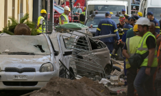 Des secouristes sur le ite d'un immeuble  partiellement effondré après une explosion dans le quartier de Plaka, à Athènes, le 25 septembre 2026 en Grèce ( AFP / Aris MESSINIS )