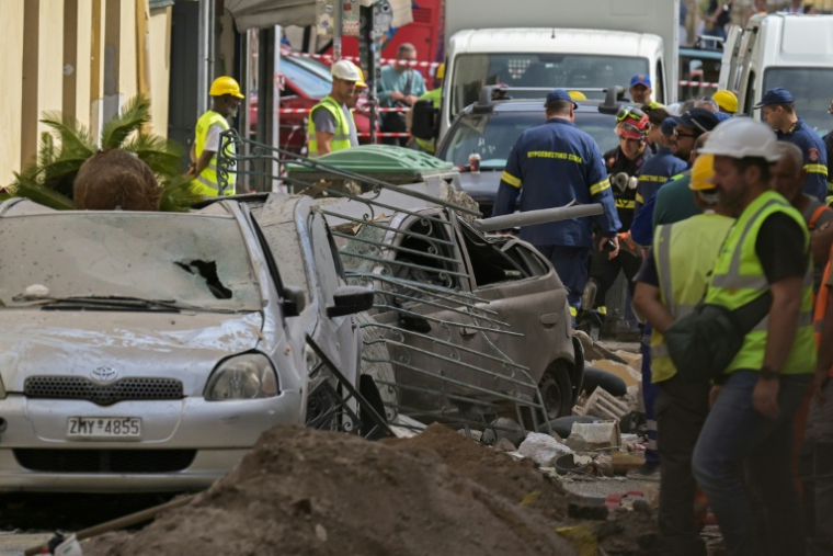 Des secouristes sur le ite d'un immeuble  partiellement effondré après une explosion dans le quartier de Plaka, à Athènes, le 25 septembre 2026 en Grèce ( AFP / Aris MESSINIS )