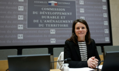 Sandrine Le Feur, présidente de la commission du développement durable de l'Assemblée nationale, avant le début de l'audition de Shein, géant du commerce électronique basé à Singapour, à l'Assemblée nationale à Paris, le 2 décembre 2025 ( AFP / Ian LANGSDON )