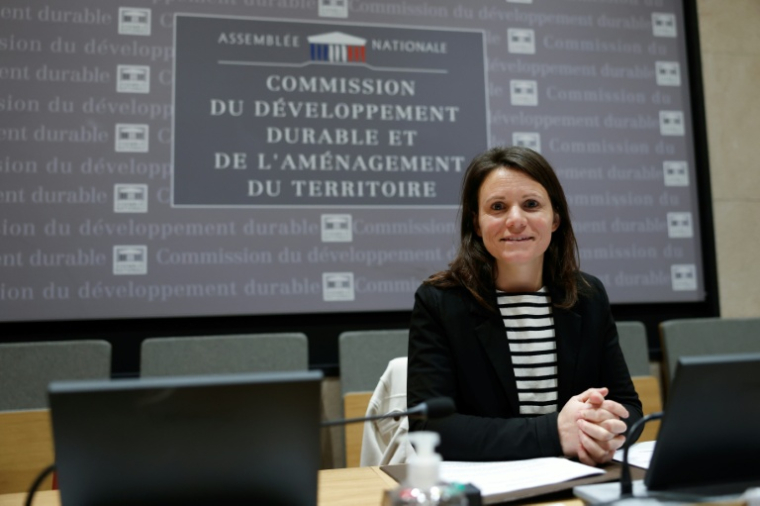 Sandrine Le Feur, présidente de la commission du développement durable de l'Assemblée nationale, avant le début de l'audition de Shein, géant du commerce électronique basé à Singapour, à l'Assemblée nationale à Paris, le 2 décembre 2025 ( AFP / Ian LANGSDON )