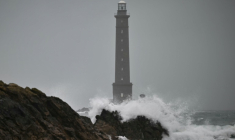 Des vagues s’écrasent sur les rochers près du phare de Goury, à Auderville, près de La Hague, dans le nord-ouest de la France, le 8 janvier 2026 ( AFP / Lou BENOIST )