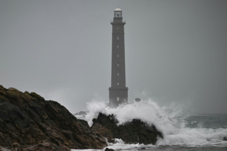 Des vagues s’écrasent sur les rochers près du phare de Goury, à Auderville, près de La Hague, dans le nord-ouest de la France, le 8 janvier 2026 ( AFP / Lou BENOIST )
