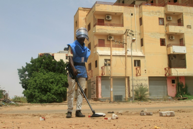 Recherche de mines devant un immeuble à Khartoum, le 28 juillet 2025 au Soudan ( AFP / Ebrahim Hamid )