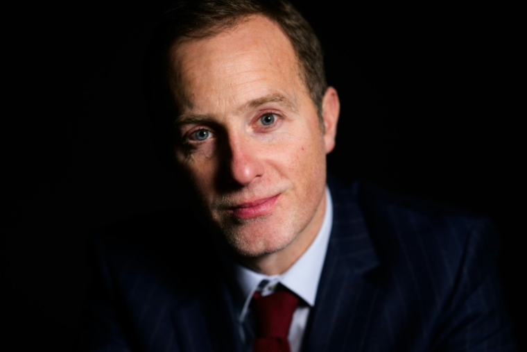 L'actuel directeur de la rédaction de Valeurs actuelles, Tugdual Denis, restera à son poste. Entre juillet 2024 et juin 2025, Valeurs actuelles s'est vendu à 73.000 exemplaires en moyenne. ( AFP / Julie SEBADELHA )