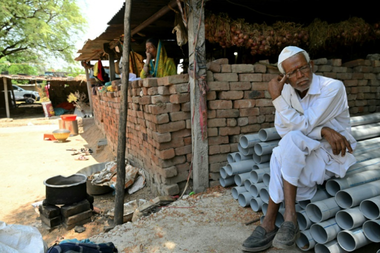 Bhagabai (g) et son mari, Sanjivan Khindkar, dont le fils Amol, agriculteur, s'est suicidé en raison de l'accumulation de prêts financiers, dans leur maison du village d'Ambilwadgaon dans l'Etat du Maharashtra, le 3 mai 2025 en Inde ( AFP / Indranil MUKHERJEE )