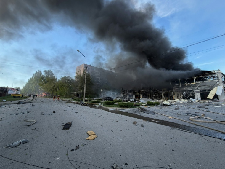 De la fumée s'échappe d'un bâtiment endommagé par une attaque aérienne russe à Zaporijjia, le 5 mai 2026 en Ukraine ( AFP / Darya NAZAROVA )
