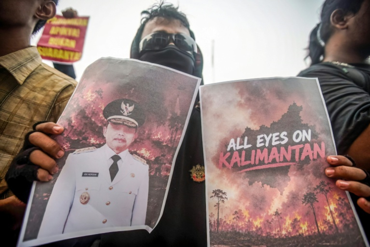 Manifestation contre les incendies de forêt et de terres, le 21 octobre 2026 à Pontianak, dans le Kalimantan occidental ( AFP / DITO )