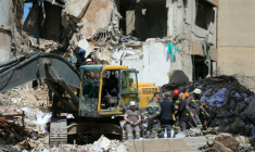 Des secouristes utilisent une pelleteuse pour dégager les décombres sur le site d'une frappe aérienne israélienne la veille, dans le quartier de Tallet al-Khayyat, à Beyrouth, le 9 avril 2026 au Liban ( AFP / Ibrahim AMRO )