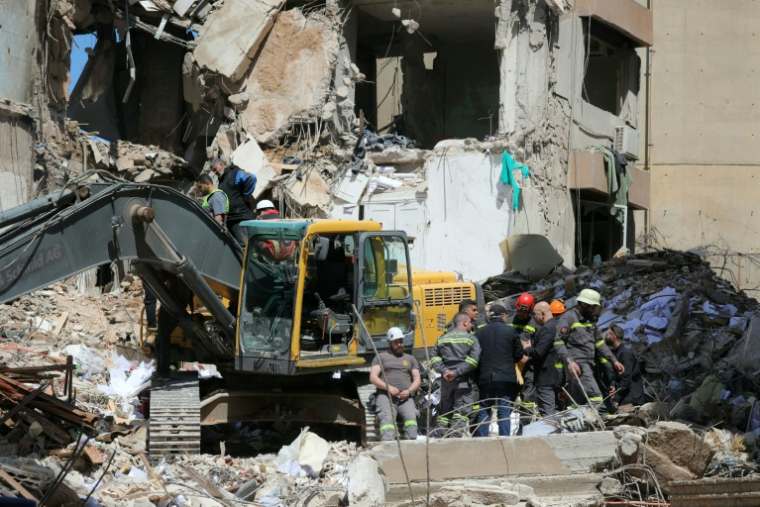 Des secouristes utilisent une pelleteuse pour dégager les décombres sur le site d'une frappe aérienne israélienne la veille, dans le quartier de Tallet al-Khayyat, à Beyrouth, le 9 avril 2026 au Liban ( AFP / Ibrahim AMRO )
