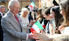 Le roi Charles III et la reine Camilla saluent la foule lors de la visite d'un marché sur la Piazza del Popolo à Ravenne, au dernier jour d'une visite d'État en Italie, le 10 avril 2025 ( POOL / Chris Jackson )
