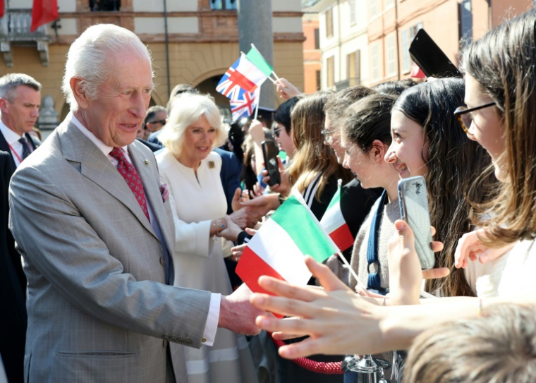 Le roi Charles III et la reine Camilla saluent la foule lors de la visite d'un marché sur la Piazza del Popolo à Ravenne, au dernier jour d'une visite d'État en Italie, le 10 avril 2025 ( POOL / Chris Jackson )