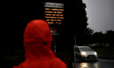 Un piéton se tient devant un panneau d'information, à Barneville-Carteret, près de La Hague, dans le nord-ouest de la France, le 8 janvier 2026 ( AFP / Lou BENOIST )