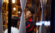 Un coiffeur travaille dans un salon de coiffure à Pékin