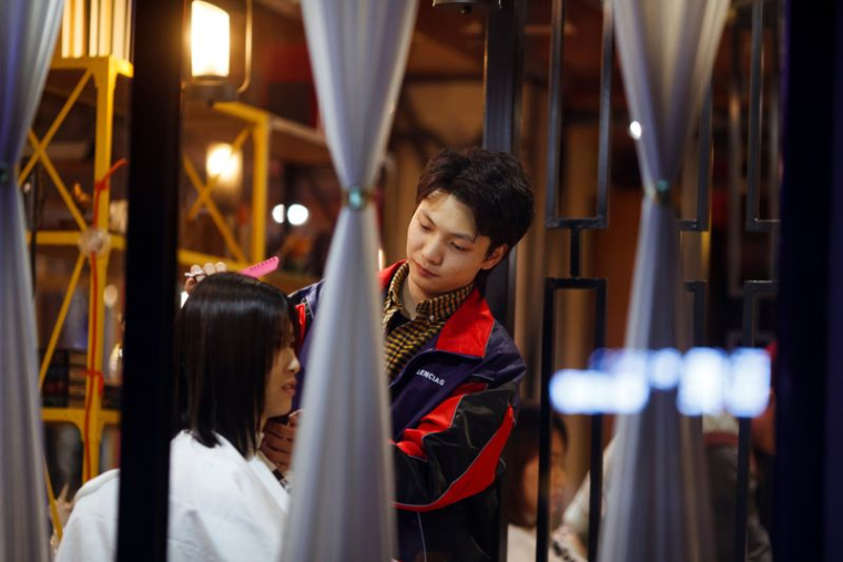 Un coiffeur travaille dans un salon de coiffure à Pékin