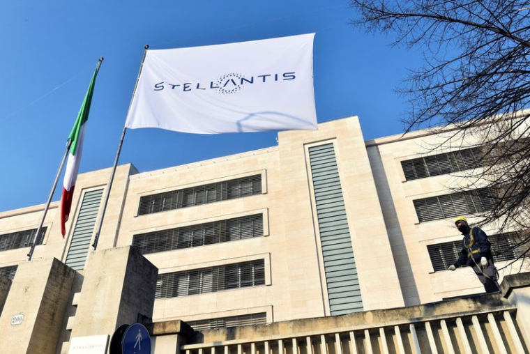 Photo d'archives : Le logo de Stellantis est visible sur un drapeau à l'entrée principale de l'usine FCA de Mirafiori à Turin