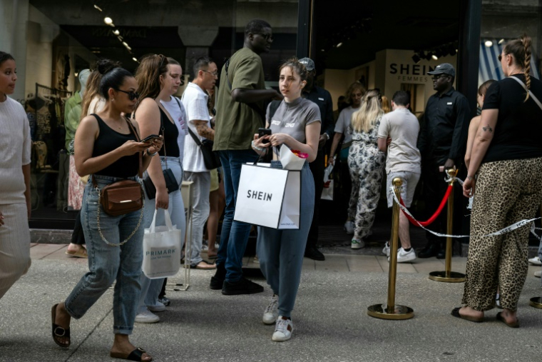 Des cliens quittent une boutique éphémère de Shein à Dijon, le 26 juin 2025 ( AFP / ARNAUD FINISTRE )