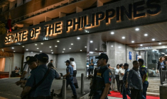 Des policiers devant le Sénat des Philippines après des coups de feu, à Pasay, dans la région métropolitaine de Manille, le 13 mai 2026 ( AFP / Jam STA ROSA )
