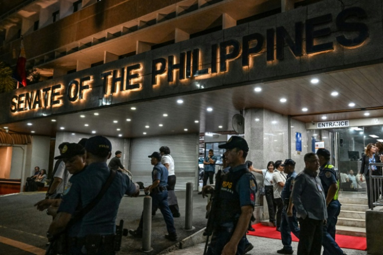Des policiers devant le Sénat des Philippines après des coups de feu, à Pasay, dans la région métropolitaine de Manille, le 13 mai 2026 ( AFP / Jam STA ROSA )