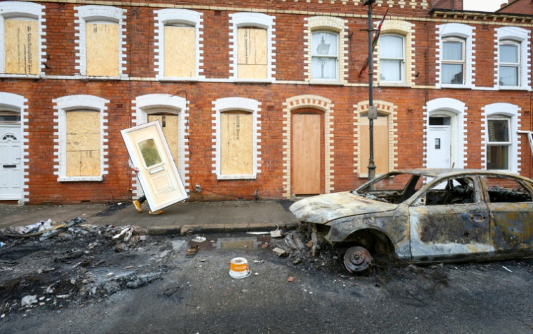 Une voiture incendiée lors d'émeutes à Belfast, le 11 juin 2026 en Irlande du Nord ( AFP / Paul Faith )