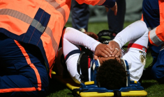 L'attaquant du PSG Désiré Doué blessé à la cuisse droite, lors du match de Ligue 1 à Lorient, le 29 octobre 2025 ( AFP / JEAN-FRANCOIS MONIER )