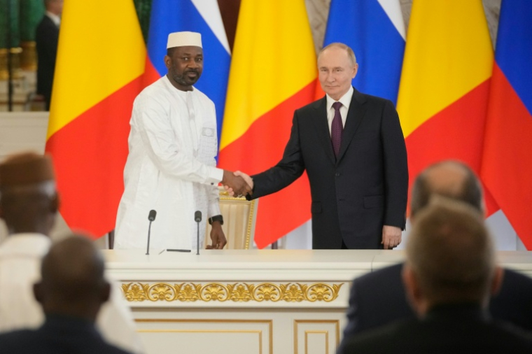 Le président russe Vladimir Poutine et le chef de la junte malienne Assimi Goita se serrent la main après une cérémonie de signatures à la suite de leurs discussions au Kremlin, à Moscou le 23 juin 2025 ( POOL / Pavel Bednyakov )