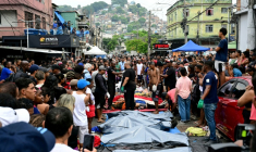 Des habitants se tiennent devant des corps alignés  dans une des favelas du Complexo da Penha, à Rio de Janeiro, le 29 octobre 2025 ( AFP / Pablo PORCIUNCULA )