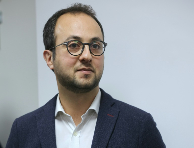 Saïd Benmouffok, coordinateur de la section parisienne du parti Place publique au siège de la formation à Paris, le 25 janvier 2025 ( AFP / Thomas SAMSON )