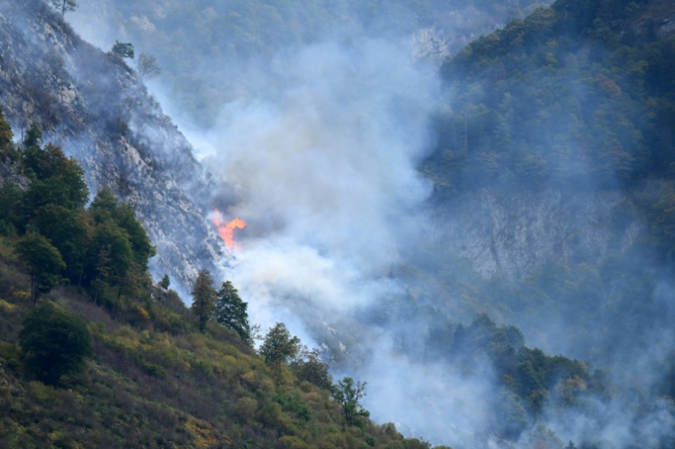 Un incendie de forêt dans les montagnes près d'Etsaut, le 6 septembr 2026 dans les Pyrénées-Atlantiques ( AFP / Gaizka IROZ )