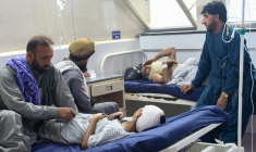 Des blessés à l'hôpital à Jalalabad, le 1er septembre 2025 après un tremblement de terre qui a frappé un village de l'est de l'Afghanistan ( AFP / Aimal ZAHIR )