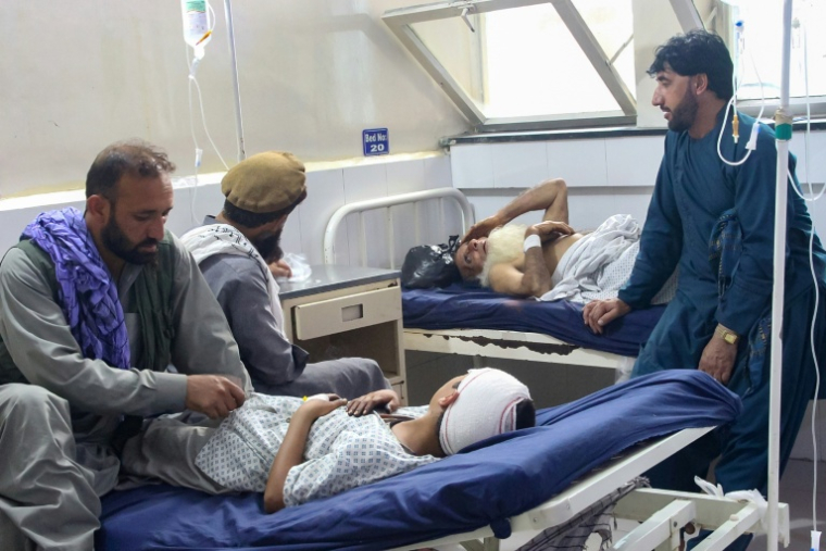 Des blessés à l'hôpital à Jalalabad, le 1er septembre 2025 après un tremblement de terre qui a frappé un village de l'est de l'Afghanistan ( AFP / Aimal ZAHIR )