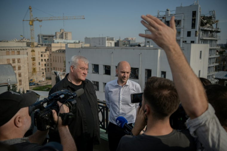Le ministre français des Affaires étrangères Jean-Noël Barrot (d) et son homologue ukrainien Andriï Sybiga lors d'un point presse à Kharkiv, le 22 juillet 2025 en Ukraine ( AFP / Ivan SAMOILOV )