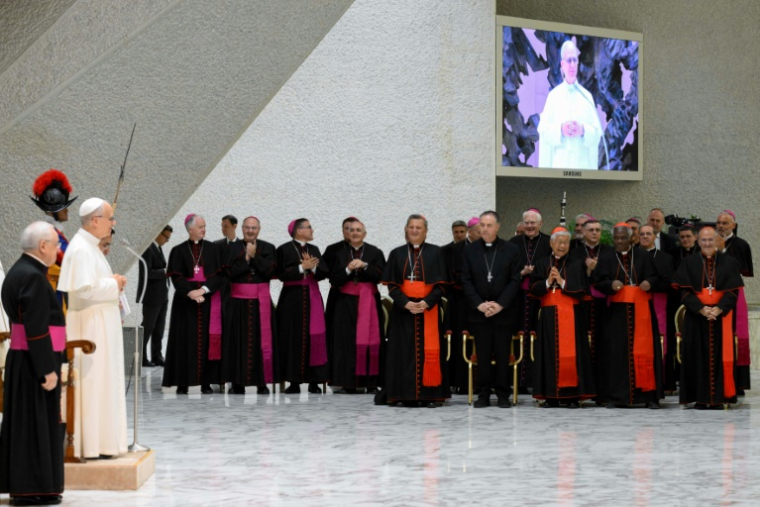 Photo diffusée par les médias du Vatican, le 24 mai 2025, du pape Léon XIV s'adressant aux membres de la Curie romaine et aux employés du Vatican à la salle d'audience Paul VI, au Vatican ( VATICAN MEDIA / Mario Tomassetti )