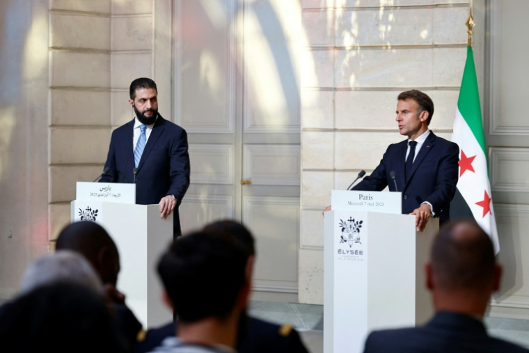 Emmanuel Macron (d) et Ahmad al-Chareh en conférence de presse, le 7 mai 2025 à l'Elysée, à Paris ( POOL / Stephanie Lecocq )