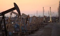 Des pumpjacks, extraient du brut de la zone des gisements de pétrole de Wilmington Field, près de Long Beach, en Californie