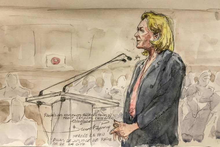 Croquis d'audience du 13 janvier 2026  montrant Marine Le Pen, dirigeante du groupe parlementaire Rassemblement national (RN), au tribunal lors du premier jour de son procès en appel pour détournement de fonds publics européens ( AFP / Benoit PEYRUCQ )
