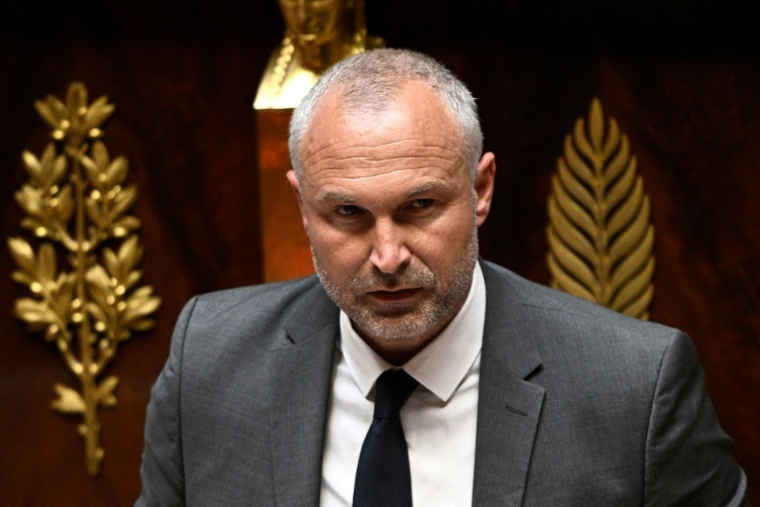 Le président du groupe des députés Liot Laurent Panifous prononce un discours à l'Assemblée nationale, à Paris, le 1er juillet 2025 ( AFP / JULIEN DE ROSA )