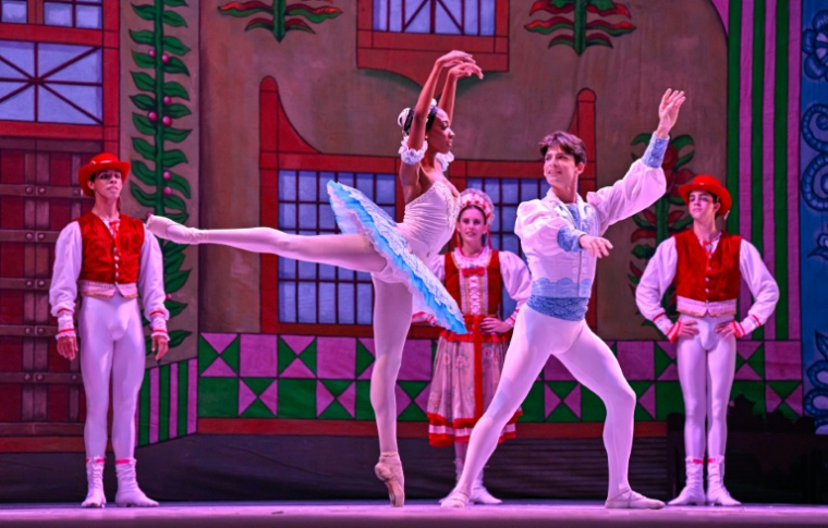 la danseuse classique Laura Kamila Rojas, 25 ans, interprète Swanilda dans "Coppelia" au Théâtre national de Cuba, à La Havane, le 8 mai 2026 ( AFP / ADALBERTO ROQUE )