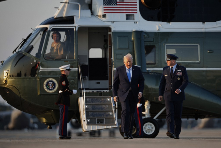 Donald Trump, à la descente de l'hélicoptère Marine One, en septembre 2025 dans le Maryland (illustration) ( GETTY IMAGES NORTH AMERICA / CHIP SOMODEVILLA )