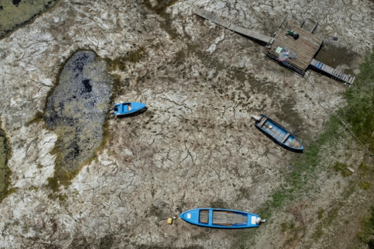 Vue aérienne de bateaux reposant sur le lit asséché du Danube, au niveau du pont Calafat-Vidin qui relie la Bulgarie à la Roumanie, près du village d'Antimovo, dans le sud-est de la Bulgarie, le 22 juillet 2026 ( AFP / Nikolay DOYCHINOV )