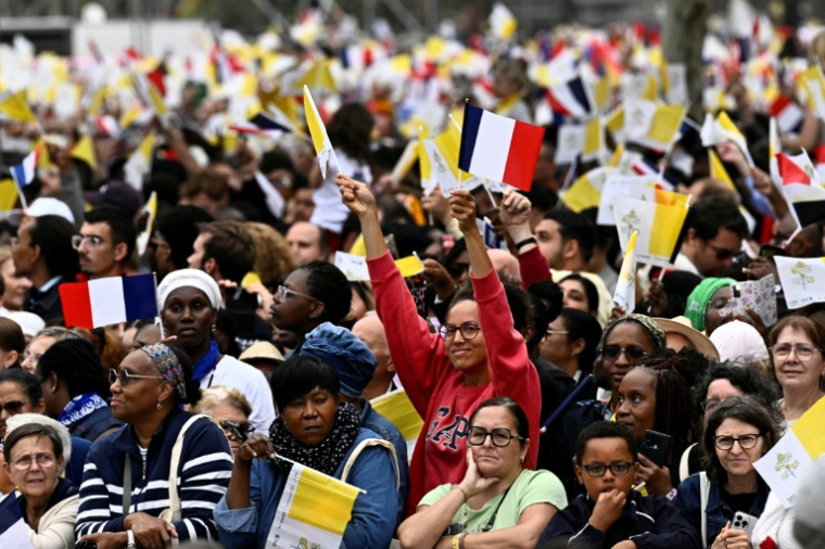 Des personnes réunies pour assister à la messe célébrée par le pape Léon XIV sur la place de la Concorde à Paris, le 26 septembre 2026 ( AFP / JULIEN DE ROSA )