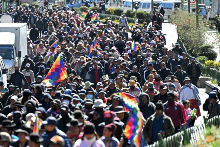 Des manifestants protestent contre le gouvernement du président bolivien Rodrigo Paz, à La Paz, le 10 juin 2026 ( AFP / MARVIN RECINOS )