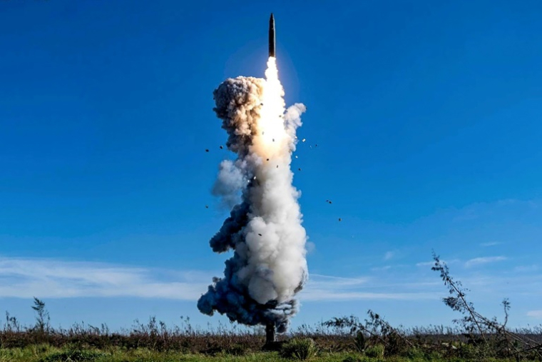 Photo prise le 25 septembre 2024, et publiée par le Centre d'information et de communication de l'Armée populaire de libération de Chine le 26 septembre 2024, du tir d'un missile balistique intercontinental transportant une ogive factice dans l'océan Pacifique, depuis un lieu non divulgué ( Centre d'information et de communication de l'Armée populaire de libération de Chine / HANDOUT )
