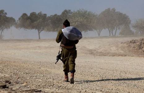 Un soldat israélien marche près de la frontière entre Israël et Gaza