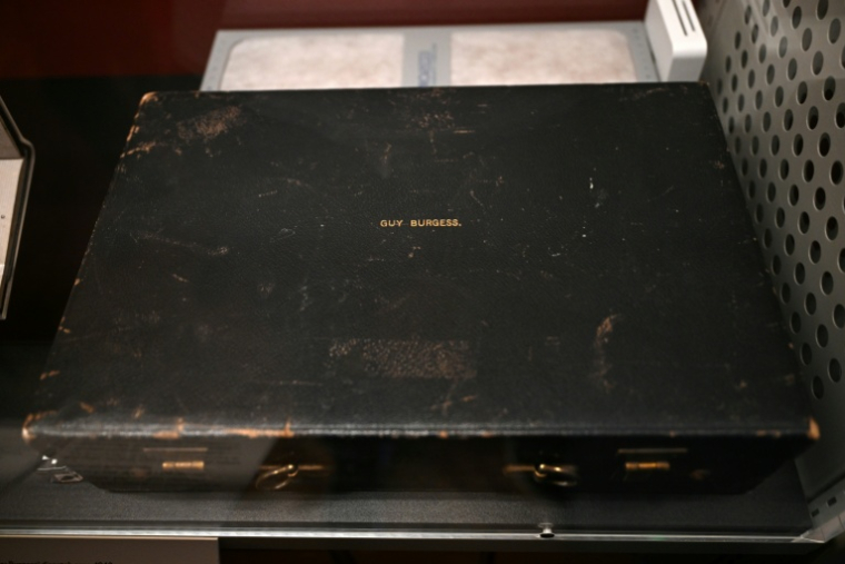 La mallette de l'agent double Guy Burgess lors de l'exposition "MI5, Official Secrets" aux Archives Nationales britanniques près de Londres, le 3 avril 2025 ( AFP / Justin TALLIS )