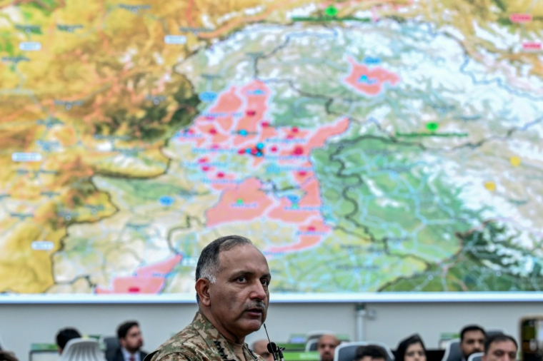 Inam Haider, à la tête de l'Autorité pakistanaise de gestion des catastrophes, lors d'un point presse à Islamabad au Pakistan le 17 août 2025 ( AFP / Aamir QURESHI )