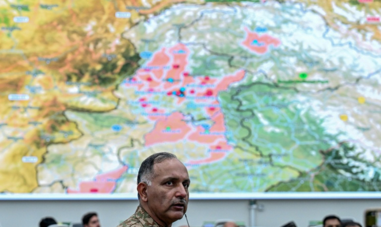 Inam Haider, à la tête de l'Autorité pakistanaise de gestion des catastrophes, lors d'un point presse à Islamabad au Pakistan le 17 août 2025 ( AFP / Aamir QURESHI )